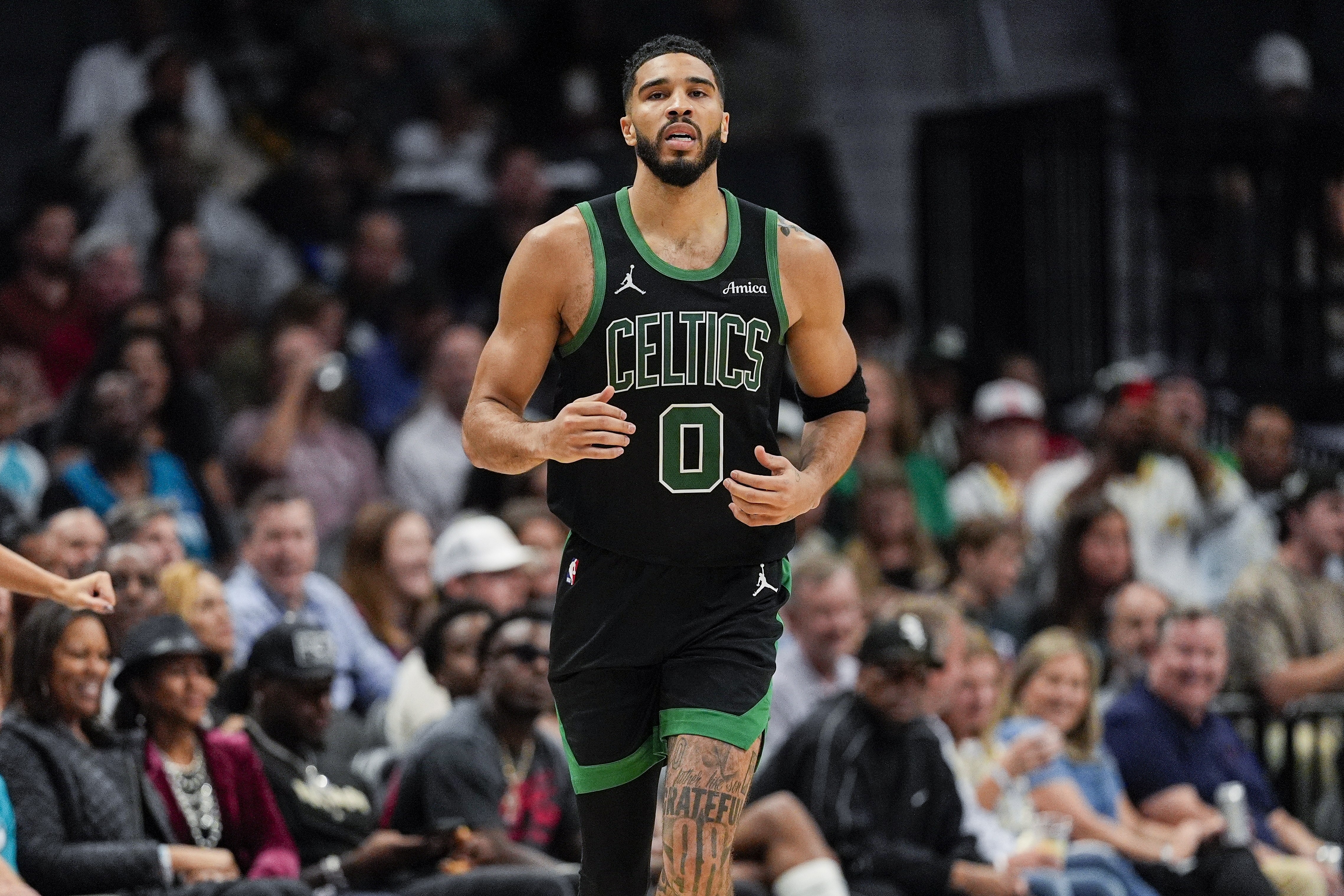 塔图姆连续二十场比赛得分超过出色防守，雄鹿挑战极限！